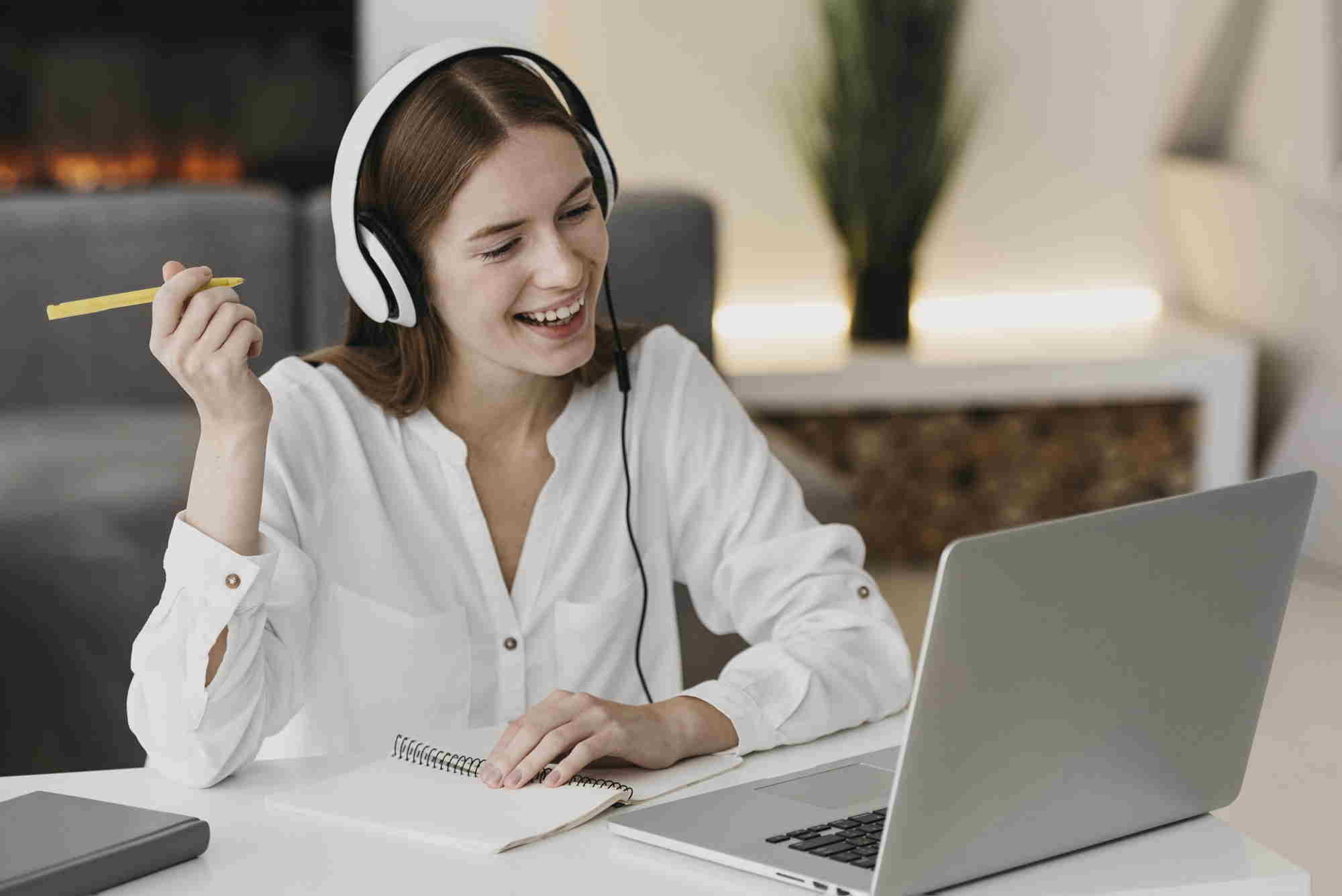 chica feliz estudia Chica joven disfrutando al aprender idiomas