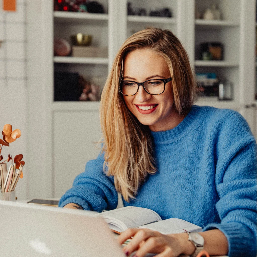 Alumna de mediana edad con rasgos caucásicos aprendiendo alemán desde su casa