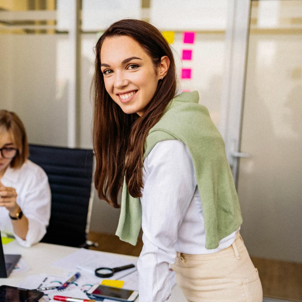 Alumna estudiante de alemán sonriendo