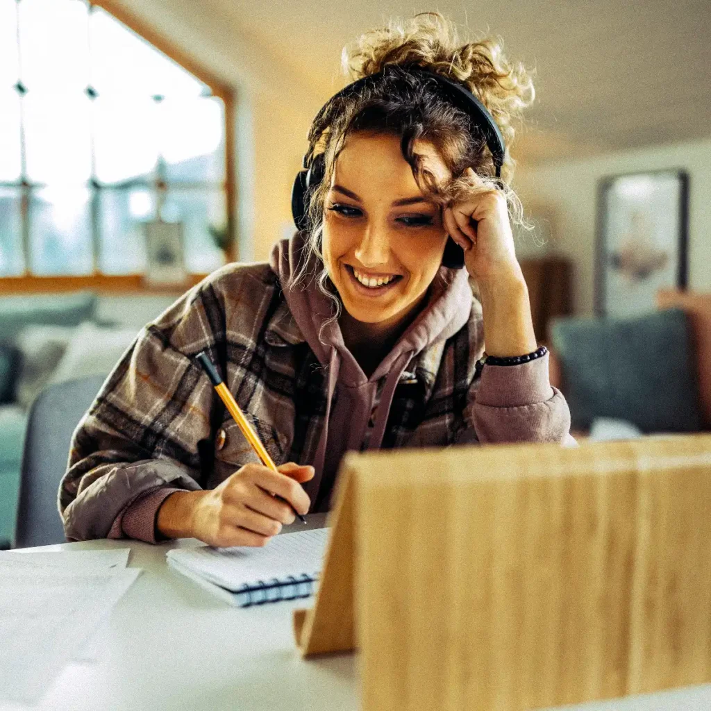 chica recibiendo clases de francés online por videoconferencia con profesor privado