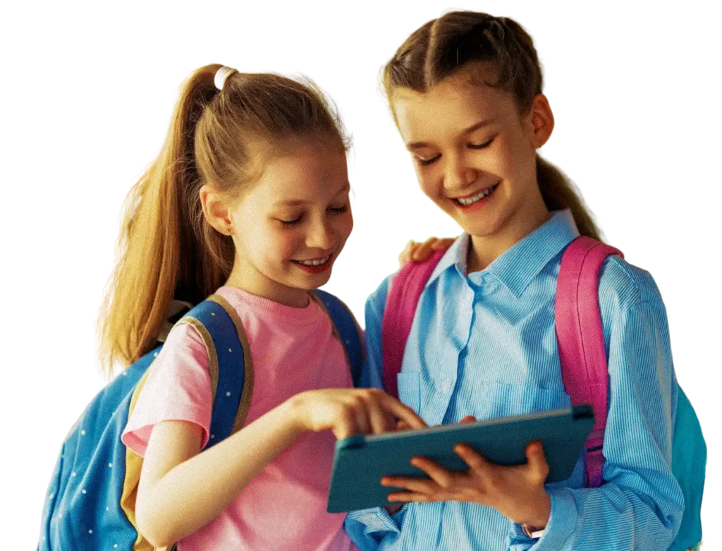 niños viendo en la tablet el contenido de sus últimas clases de francés adaptadas a niños