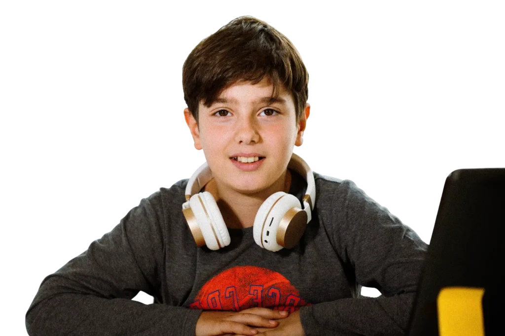 niño con auriculares aprendiendo inglés en nuestras clases de inglés para niños