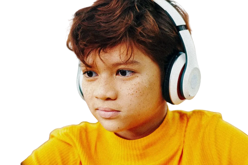 niño pequeño aprendiendo inglés en una clase online