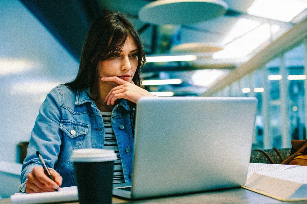 empleada aprendiendo inglés