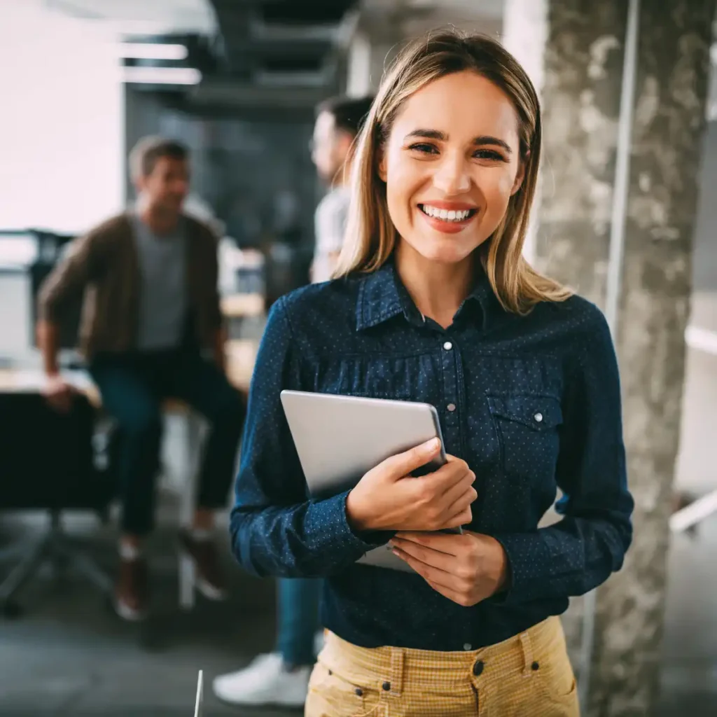 Chica saliendo de oficina para asistir a clase de español especial para empresas