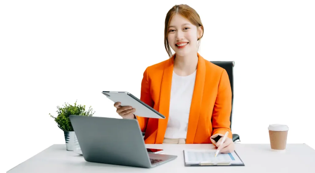 Chica realizando un curso de español en la oficina de su empresa
