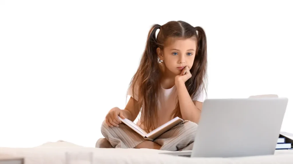 niña con un ordenador portátil en sus clases de español para niños