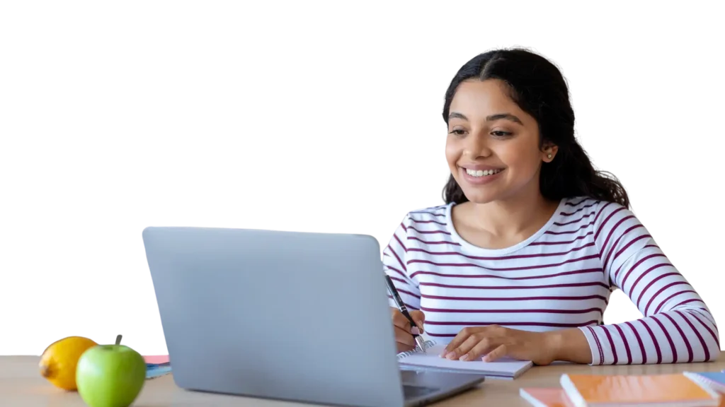 chica con su portátil haciendo un curso de español para adultos con Trainlang