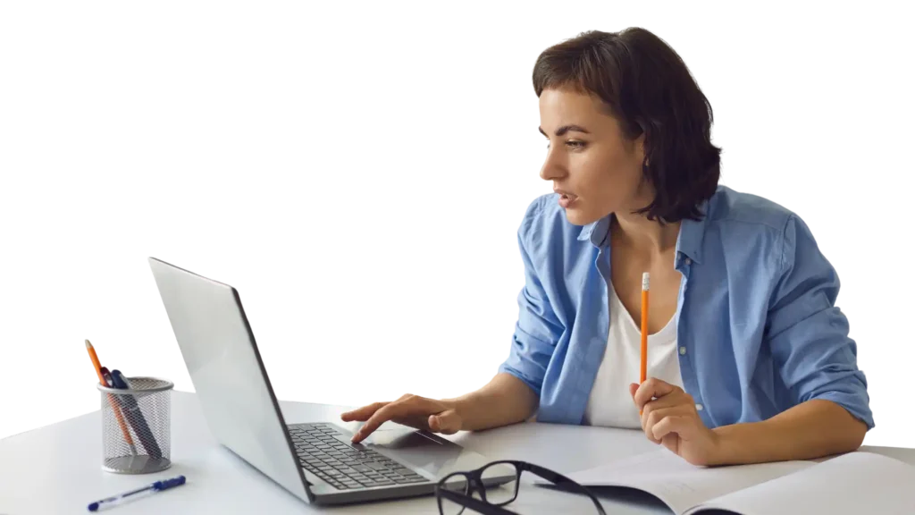 chica estudiando con su portátil en nuestro curso de francés